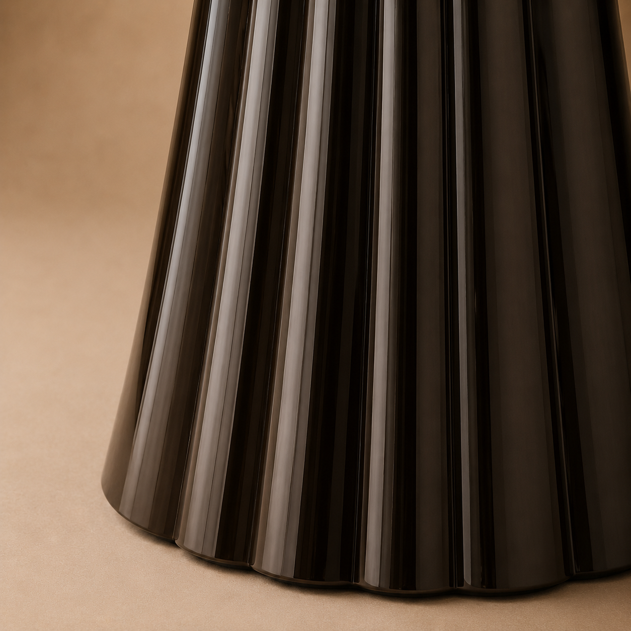 Uoma Round — Lacquered Fluted Pedestal Dining Table